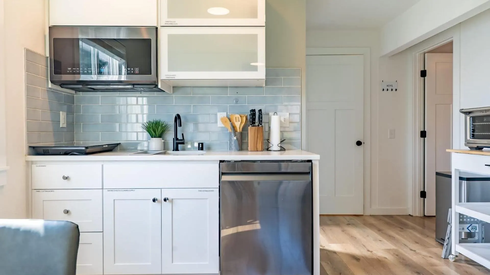 Cozy Pet Friendly Downstairs Retreat In Seattle Villa